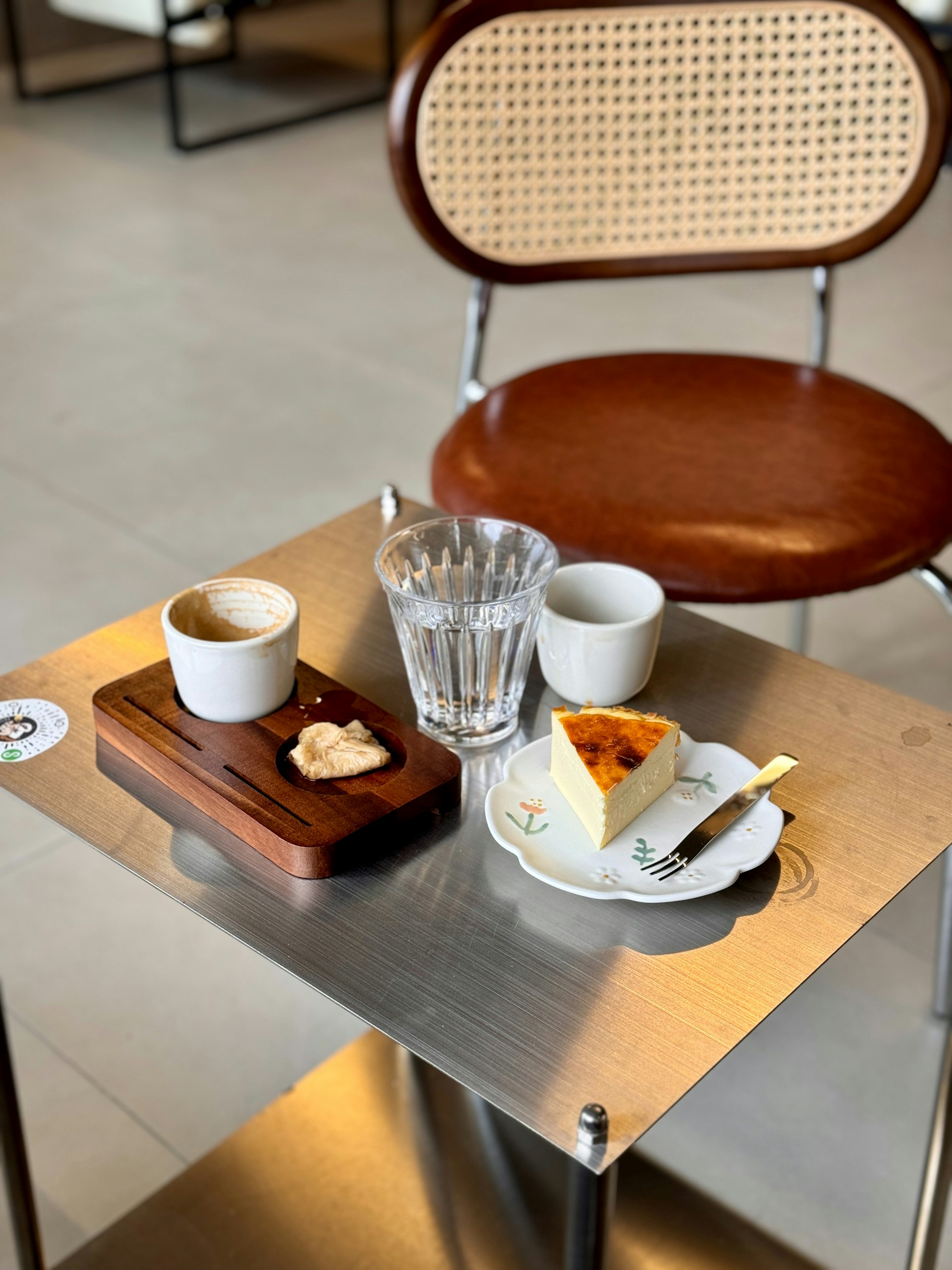 小さなテーブルに置かれたバスクチーズケーキとコーヒー